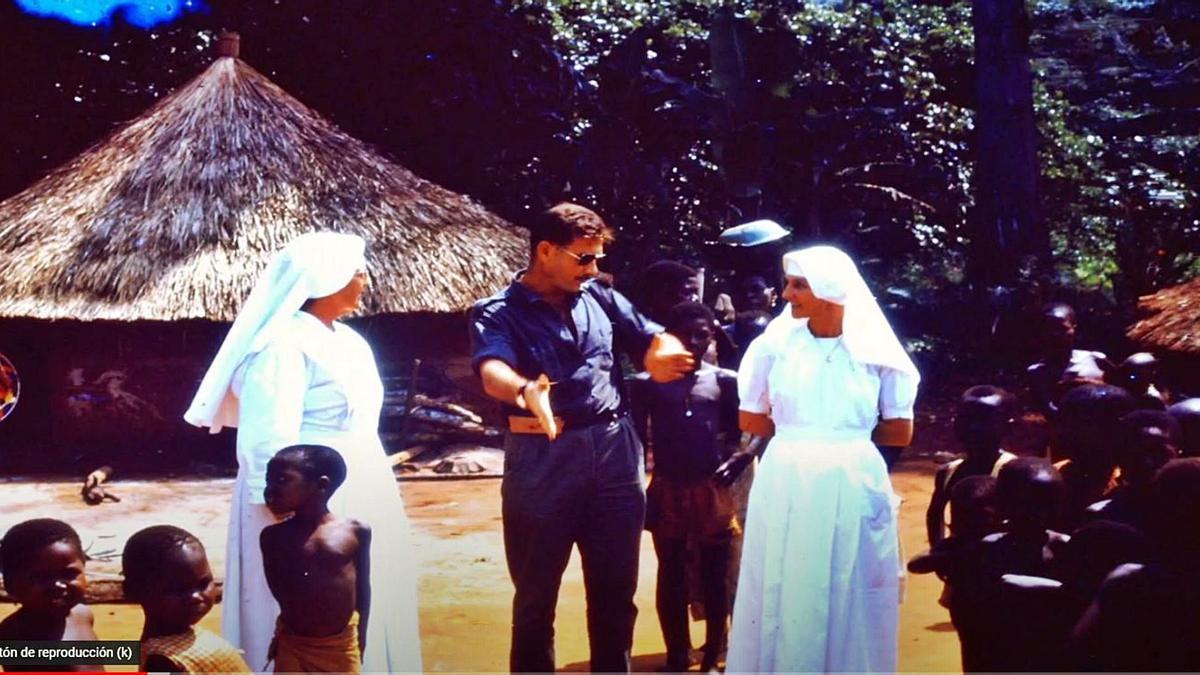 El médico ibicenco, en un poblado en la selva junto a unas monjas, en una imagen del documental sobre su vida.
