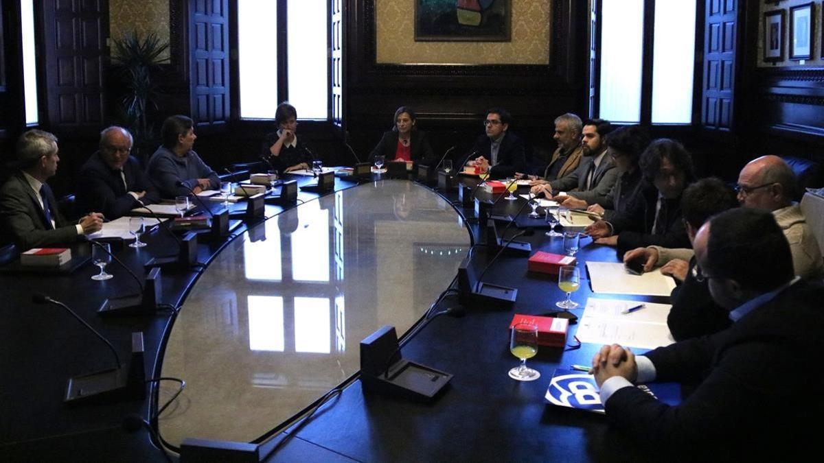 La presidenta Carme Forcadell presidiendo la reunió de representantes parlamentarios en el Diputación Permanente del Parlament.