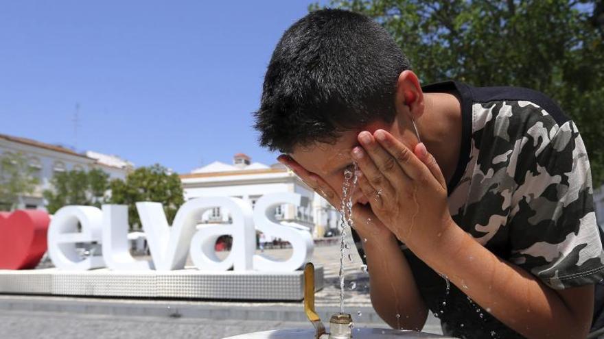 Un joven se refresca ante el tremendo calor en Portugal.