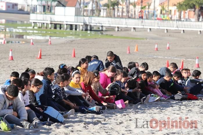 Un 'SOS' gigante para el Mar Menor formado por escolares en Villananitos