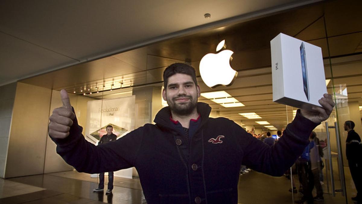 Albert Llambrich, comprador del primer iPad 3 en la Apple Store de Barcelona.