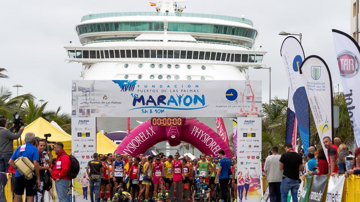Corredores en la línea de salida de la Media Maratón de la Fundación Puertos de Las Palmas