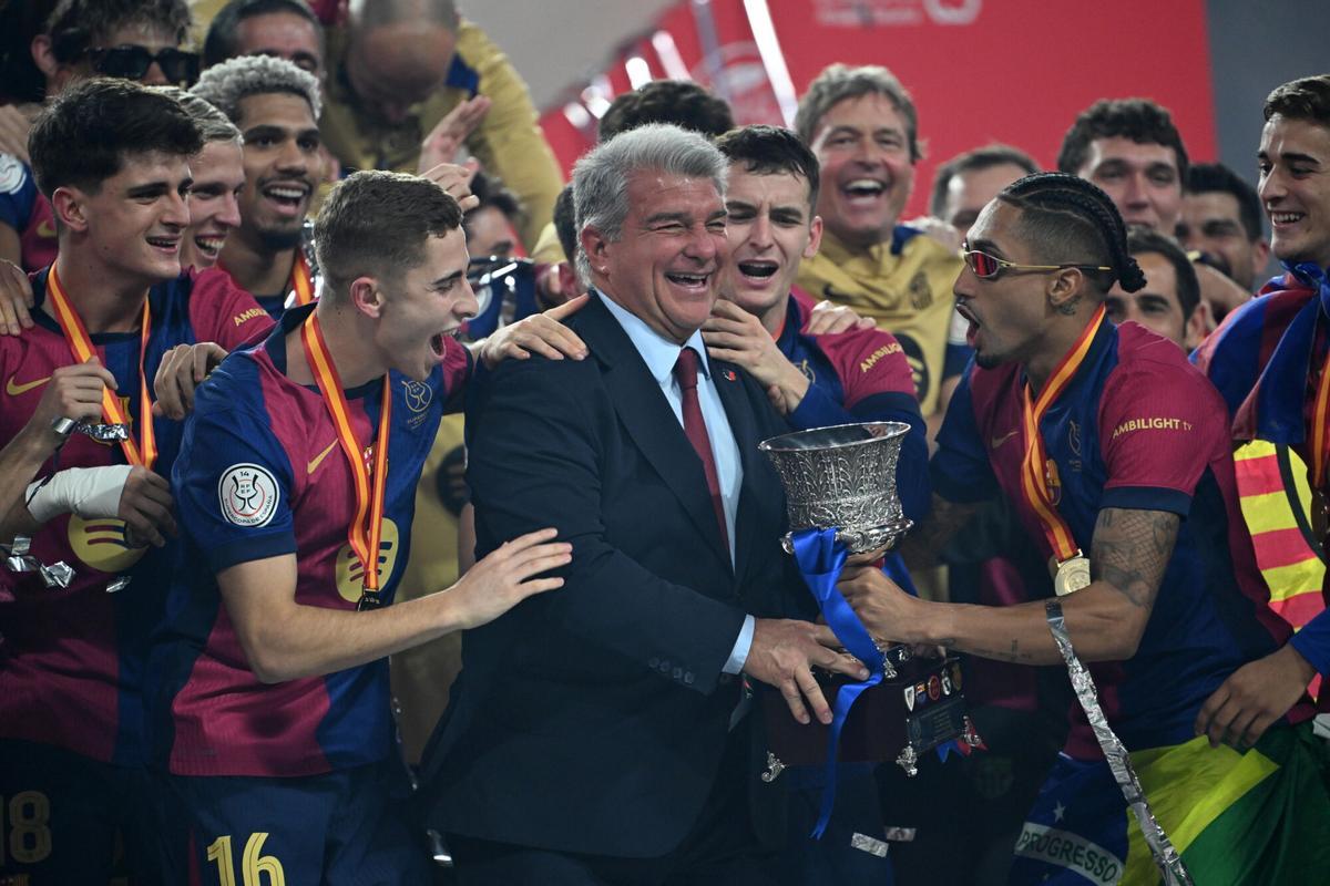 Joan Laporta celebra junto a la plantilla la consecución de la Supercopa de España