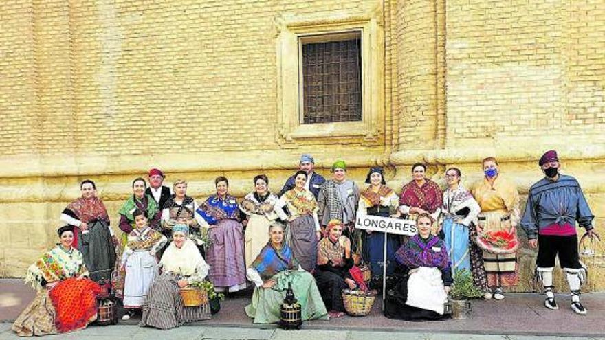 Un grupo de Longares participó en la Ofrenda de frutos. | SERVICIO ESPECIAL