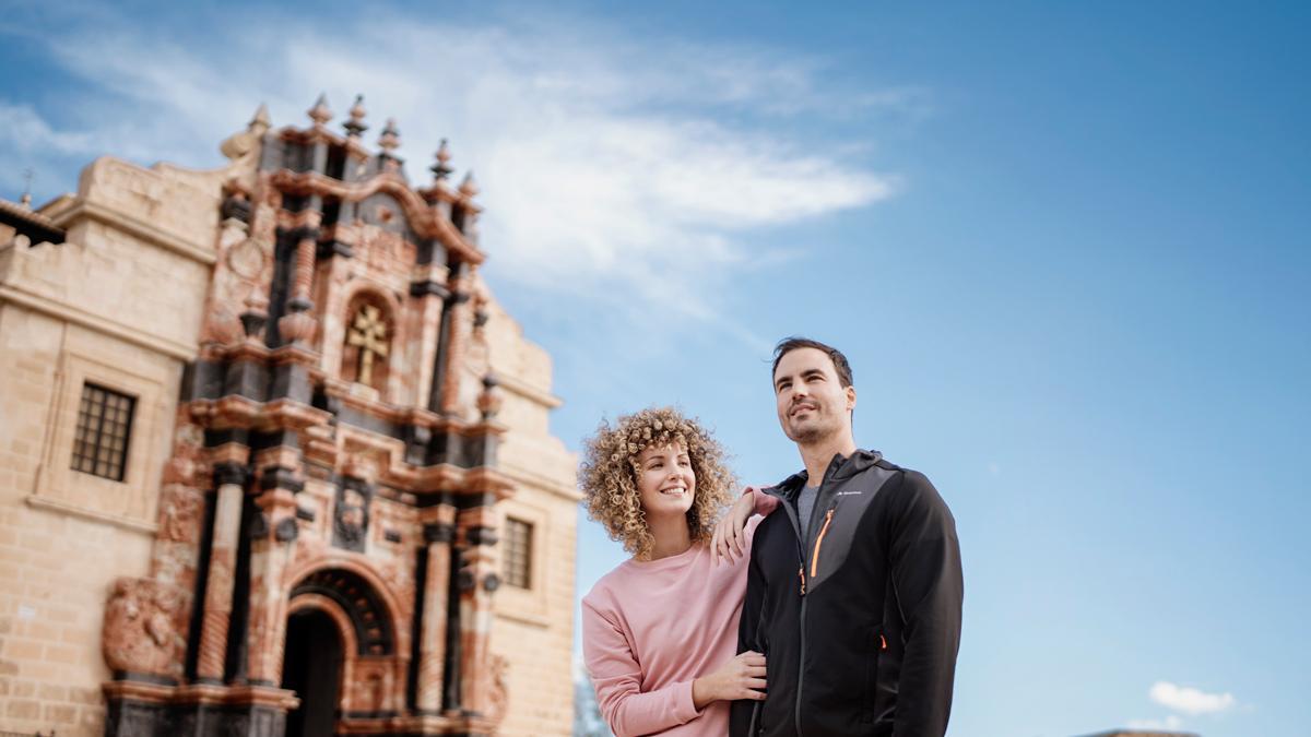 Peregrinos ante la Basílica-Santuario de la Vera Cruz.