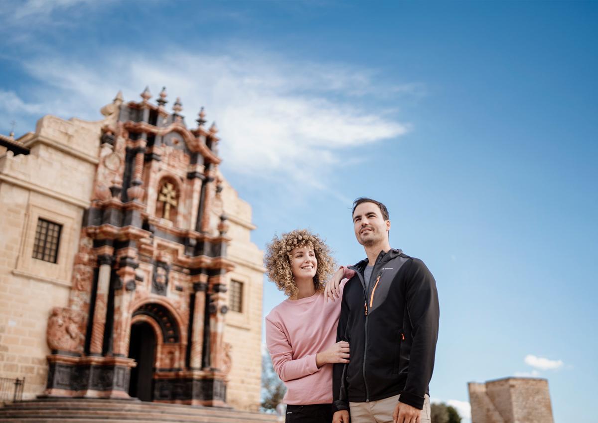 Peregrinos ante la Basílica-Santuario de la Vera Cruz.