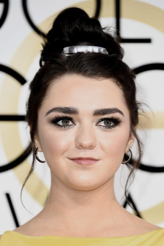 Belleza en los Globos de Oro 2017: Maissie Williams