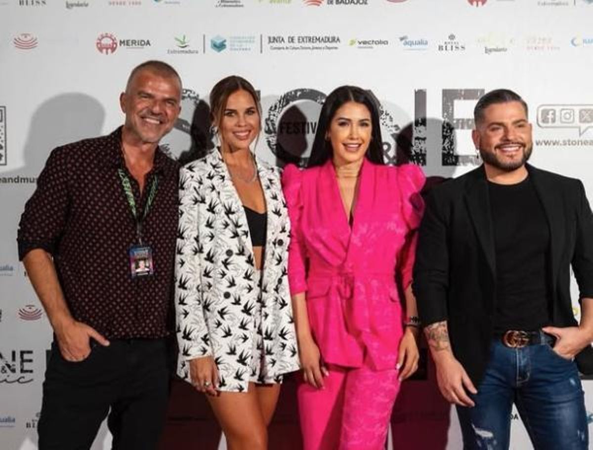 Gabriela Guillén (de fucsia) en el photocall del Stone el pasado verano.