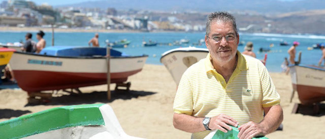 Pacuco Rosales, ayer, en la playa de Las Canteras.