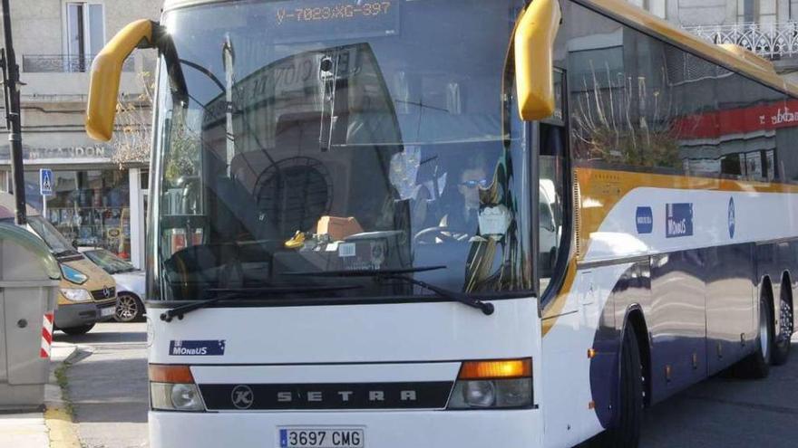 Autobús procedente del Álvaro Cunqueiro, ayer a su llegada a las 14.00 horas a Cangas. // Santos Álvarez