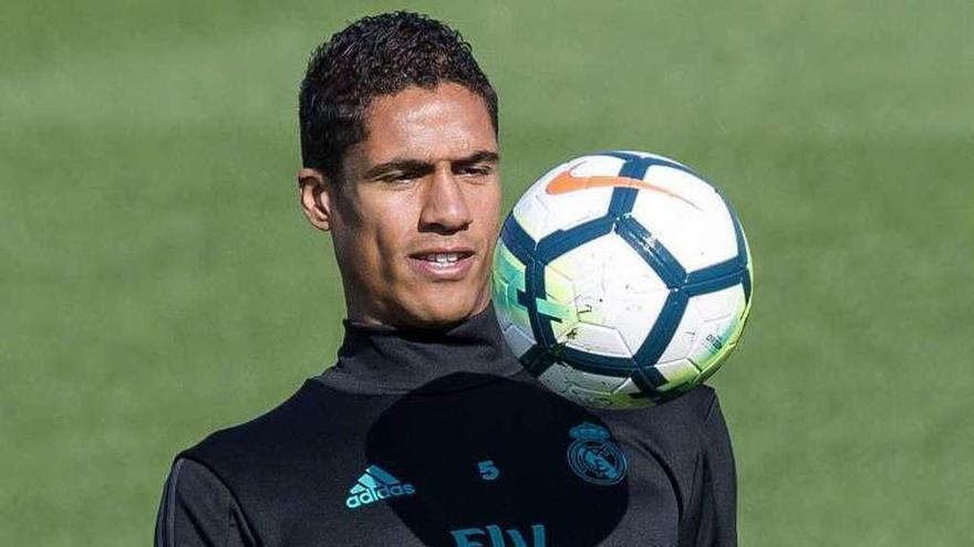 Varane controla un balón en el último entrenamiento blanco. // Efe