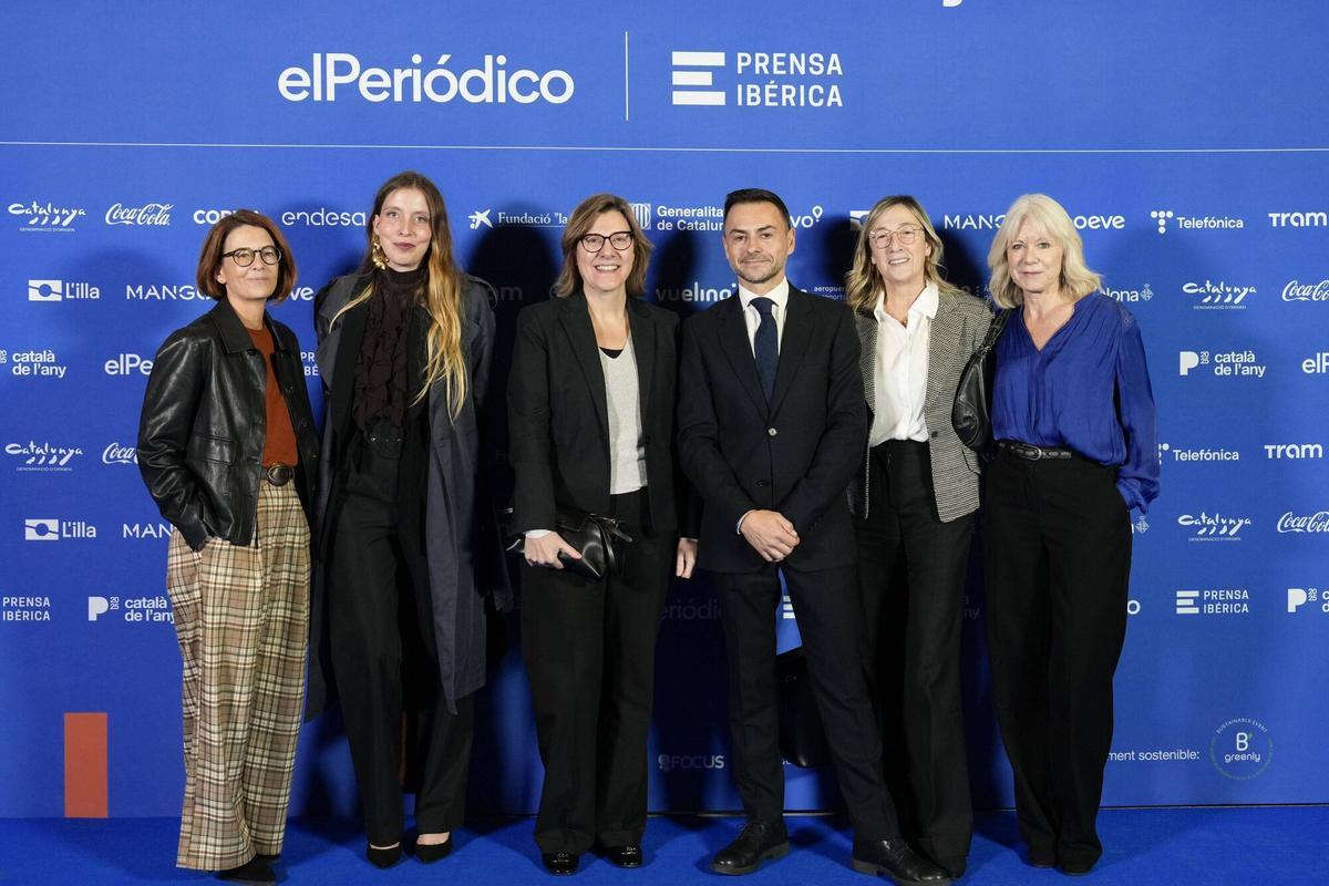 Barcelona 24/11/2025 Català i catalana de l’any 2025 En la foto, de izda a dcha: Remei Uz, directora de comunicación de Mercadona ; Blanca Lasso, dircom de Limak; Esther Roure, directora de comunicació externa de Caixabank ; Sergi Saborit, subdirector de El Periódico; Esther Grávalos, dircom de Barcelona Global ; Elianne Ros, dircom de AMB Fotografía de Ferran Nadeu