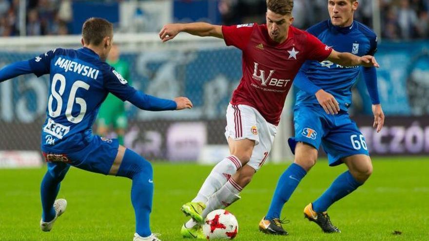 Carlitos, durante un partido con el Wisla polaco