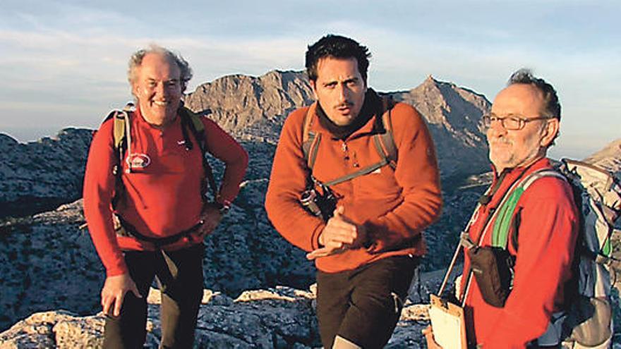 Rafel de Can Renou, con dos excursionistas del grupo Doblevuit.