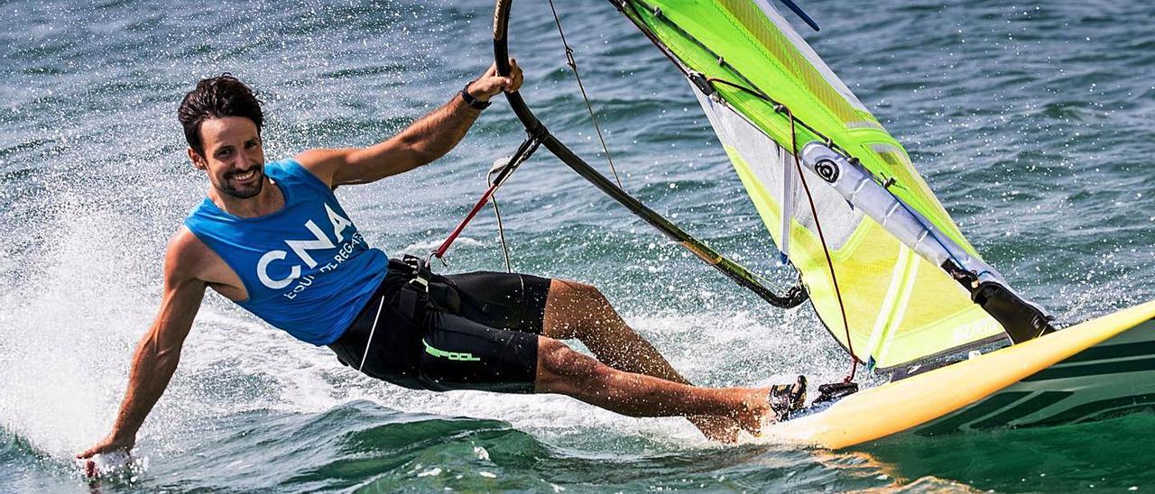 El windsurfista formenterense Sergi Escandell, en una bonita imagen mientras navega con su tabla en un entrenamiento.