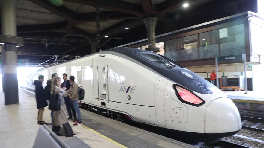 Tres retrasos del AVE en Asturias a raíz de una avería en Chamartín: podría afectar a 50 trenes