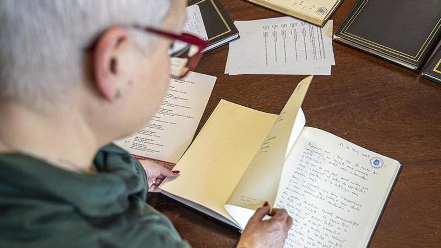 Fina Espinalt mirant un llibre