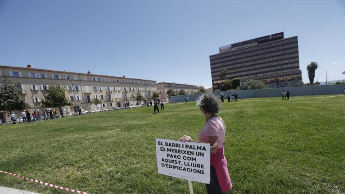 Protesta de vecinos de ses Veles para reclamar un gran parque verde junto a GESA.