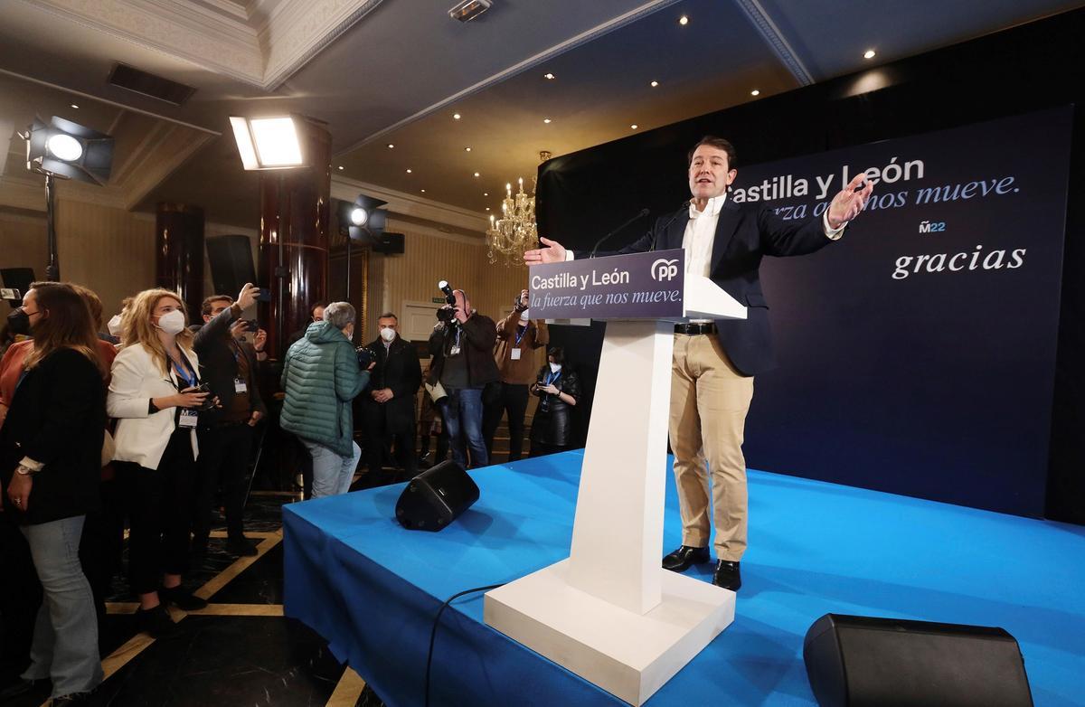 El presidente de la Junta de Castilla y León y candidato del PP, Alfonso Fernández Mañueco, en rueda de prensa tras conocer los resultados.