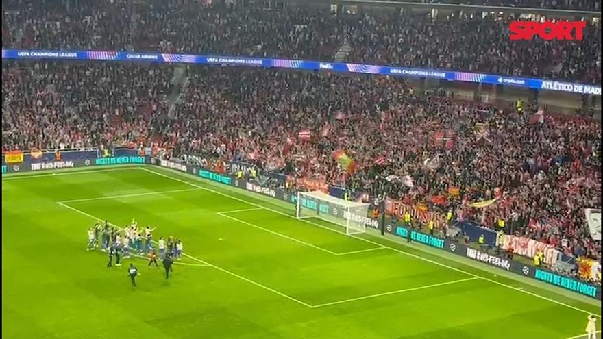 Así fue la celebración de los jugadores del Atlético con su afición tras la clasificación para octavos de la Champions
