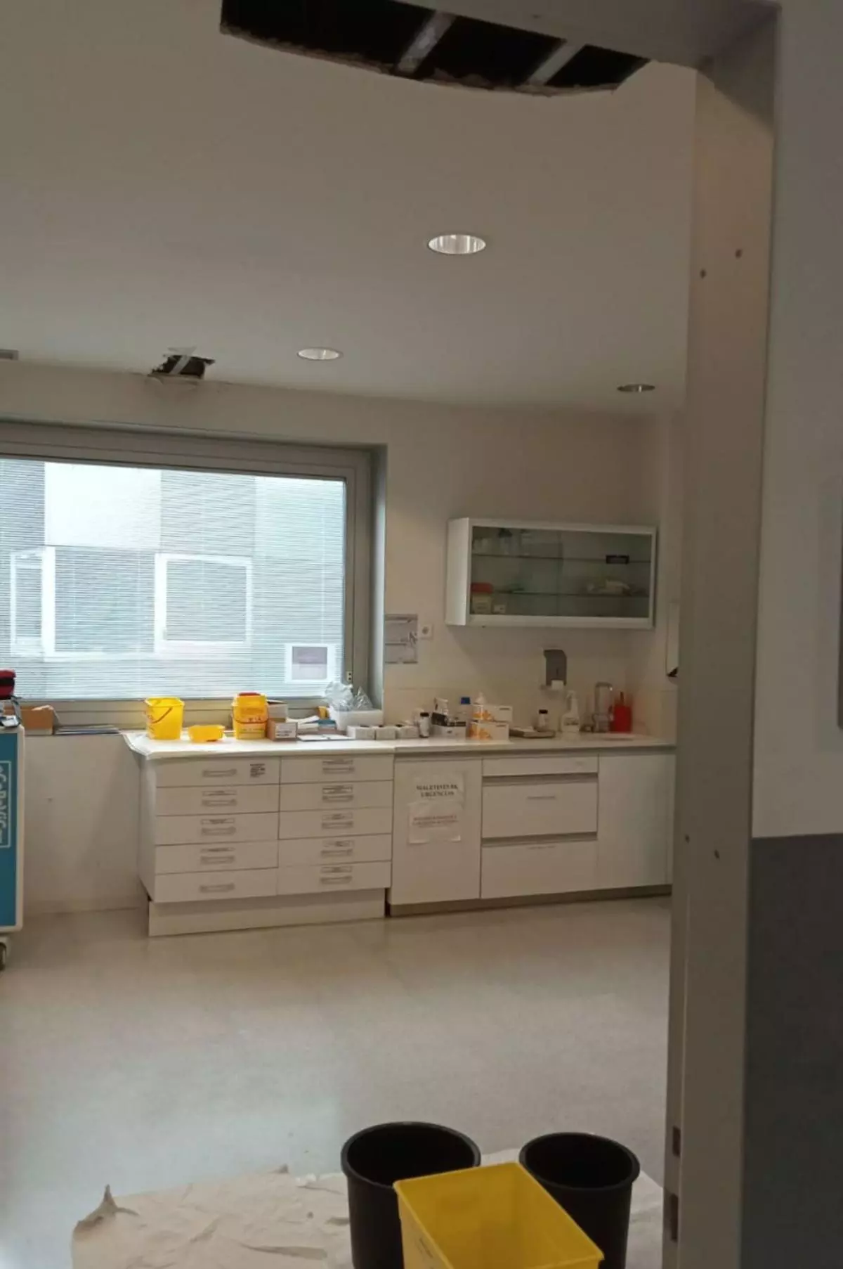 El centro de salud de Villalegre, con el techo al aire por filtraciones de agua