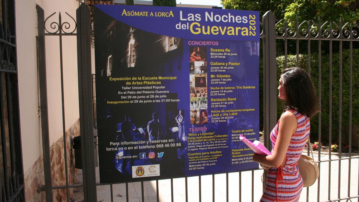 Una joven revisa la programación de las ‘Noches del Guevara’ en la cartelería que se colocaba a las puertas del jardín del Palacio de Guevara.