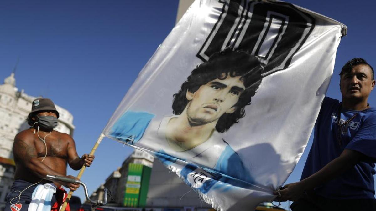 Aficionados argentinos homenajean a Maradona