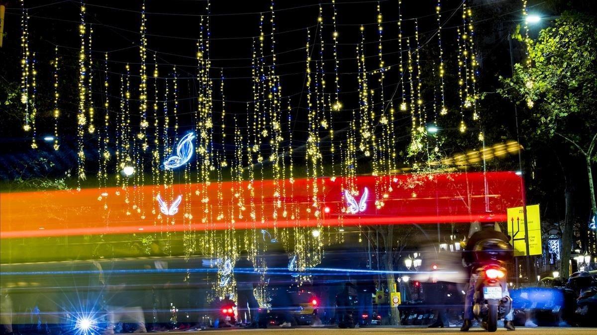 Luces de Navidad en el paseo de Gràcia de Barcelona.