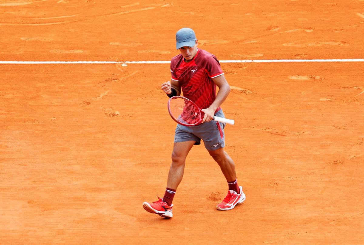 Sebastián Báez durante su triunfo ante Wawrinka en Montecarlo.