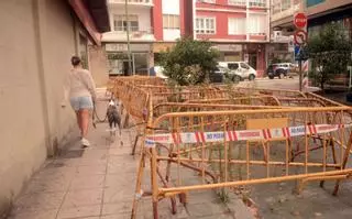 Las vallas no se van de las calles, donde la suciedad aumenta