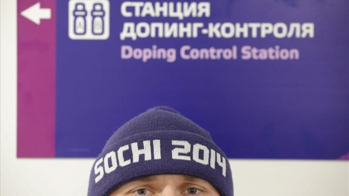 Un hombre, ante el cartel del puesto de control antidoping de las instalaciones del biatlón en Sochi.