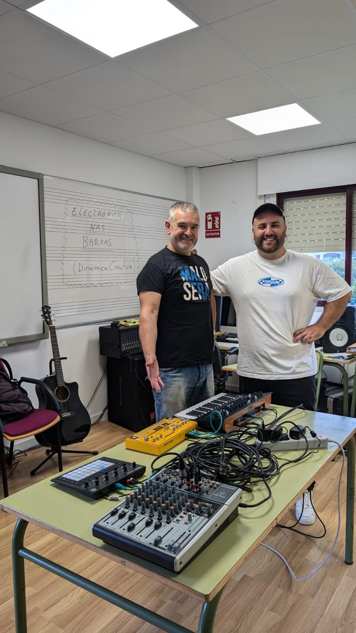 Taller de Dinámica en el IES As Barxas con Alfonso Malvido (izd) y Xandre.