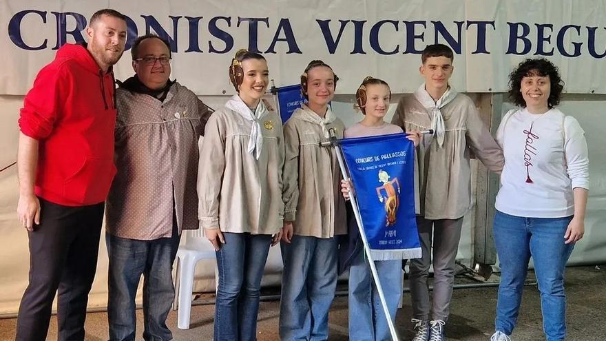 La comisión de Benemérita, con el palet de ganadora del concurso de &quot;pallassos&quot;e Cronista