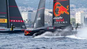 Los AC75 de Luna Rossa y Alinghi Red Bull Racing se enfrentan en la cuarta jornada de las round robin de la Louis Vuitton Cup.