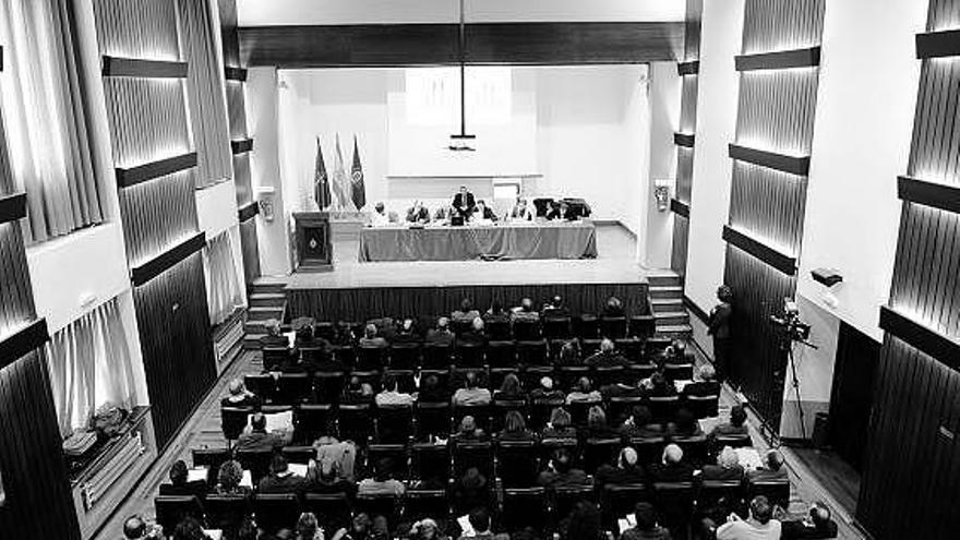 El claustro celebrado ayer en el salón de grados de la Facultad de Minas.