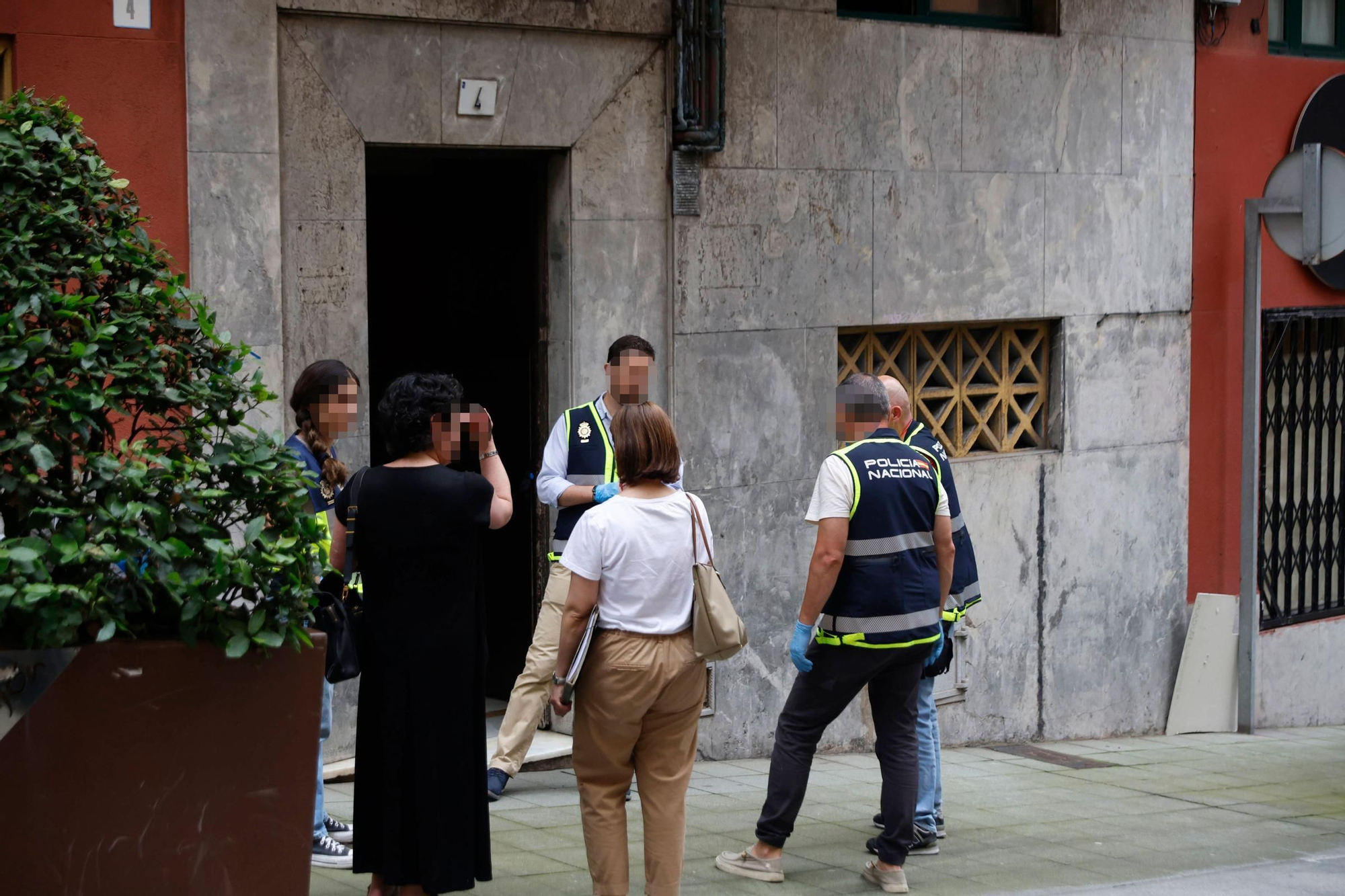 EN IMÁGENES: Hallan el cadáver de una mujer en el registro de un piso de Gijón metido en una bolsa de basura