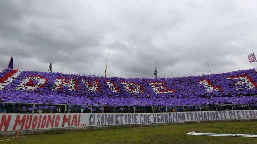 El fondo del estadio de Florencia formó un mosaico en honor a su capitán. // Reuters