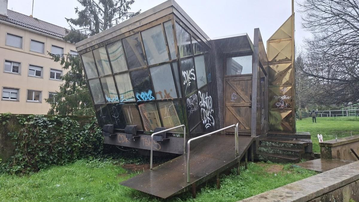 Estado actual de la oficina de turismo que en su día fue un símbolo del vanguardismo en Santiago