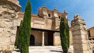 Tiene solo 201 habitantes, pero recibe 60.000 turistas al año: el pueblo de Valladolid con más librerías que bares y una muralla medieval