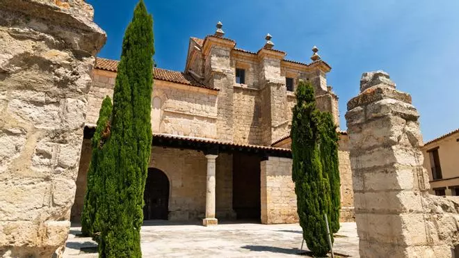 Tiene solo 201 habitantes, pero recibe 60.000 turistas al año: el pueblo de Valladolid con más librerías que bares y una muralla medieval