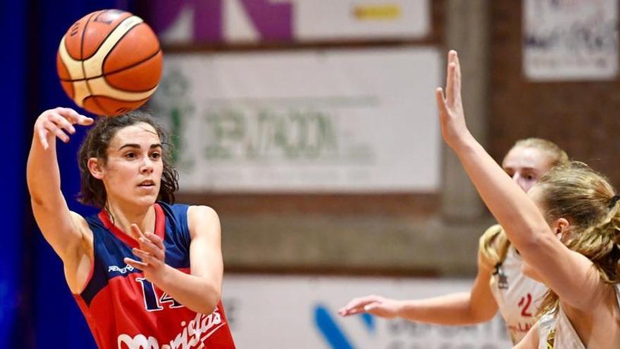 Eugenia, del Maristas, hace un pase durante un partido de esta temporada.