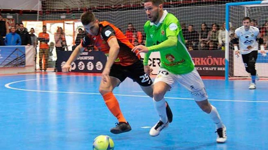 RaÃºl Campos conduce el balÃ³n en el partido de ayer en Tudela.