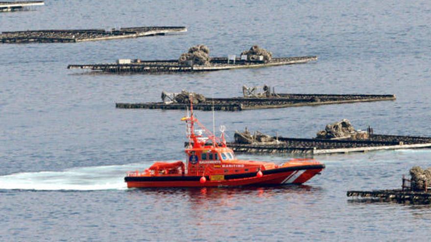 La Salvamar &#039;Regulus&#039; inspecciona la zona del naufragio registrado hoy en Muros. / Lavandeira Jr. / EFE