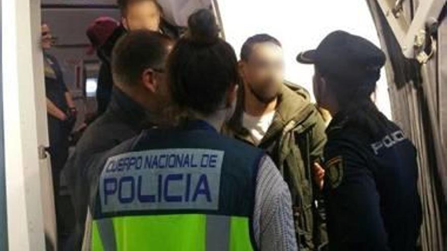 La Policía con el detenido al llegar a El Altet.