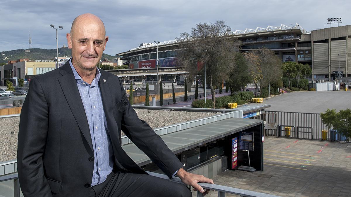 Jordi Moix, en su etapa de directivo del FC Barcelona, frente al Camp Nou.