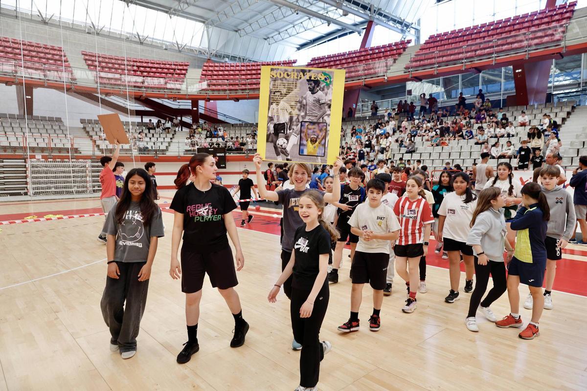 Alumnos participantes en la actividad, en el Palacio de los Deportes de La Guía.