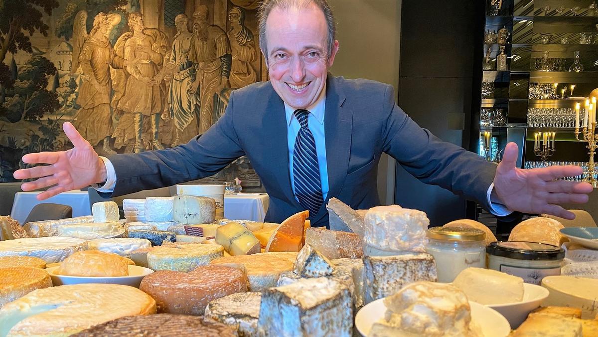 Toni Gerez, jefe de sala del restaurante Castell Peralada, con el impresionante carro de quesos.