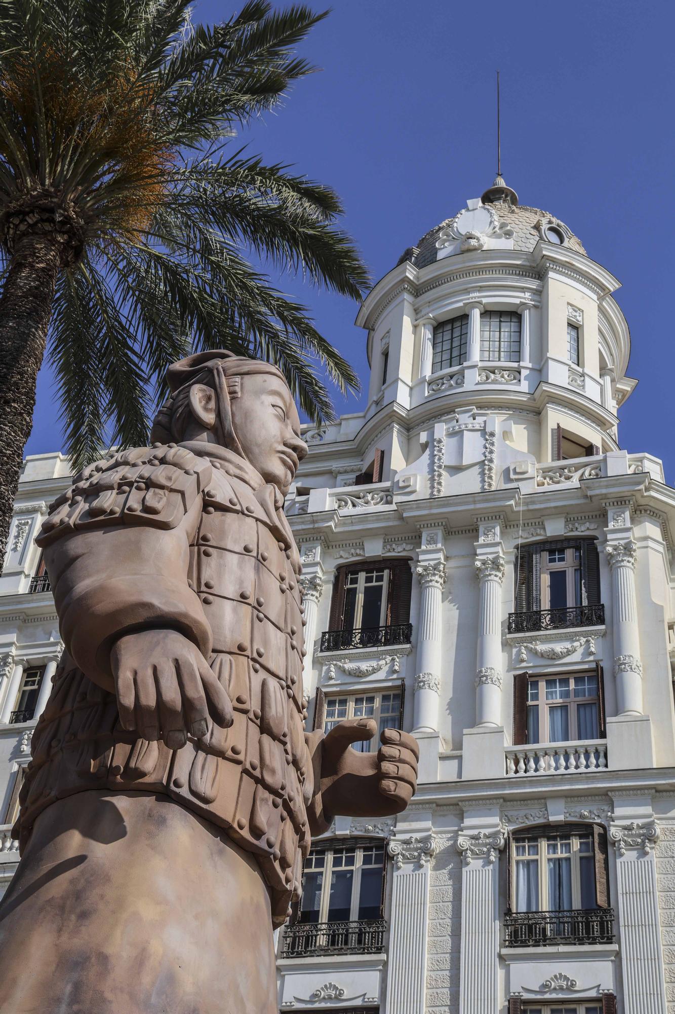 Un guerrero de Xian gigante custodia la Explanada de Alicante