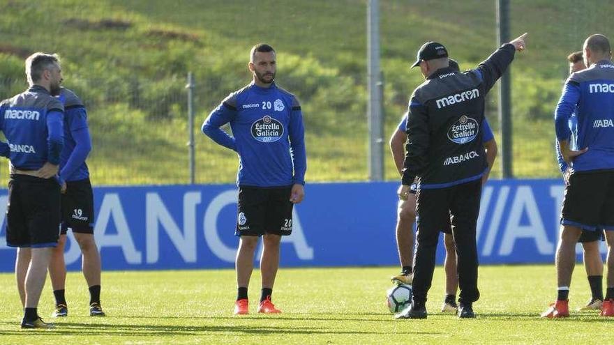 Pepe Mel da indicaciones a sus futbolistas durante el entrenamiento de ayer en Abegondo.