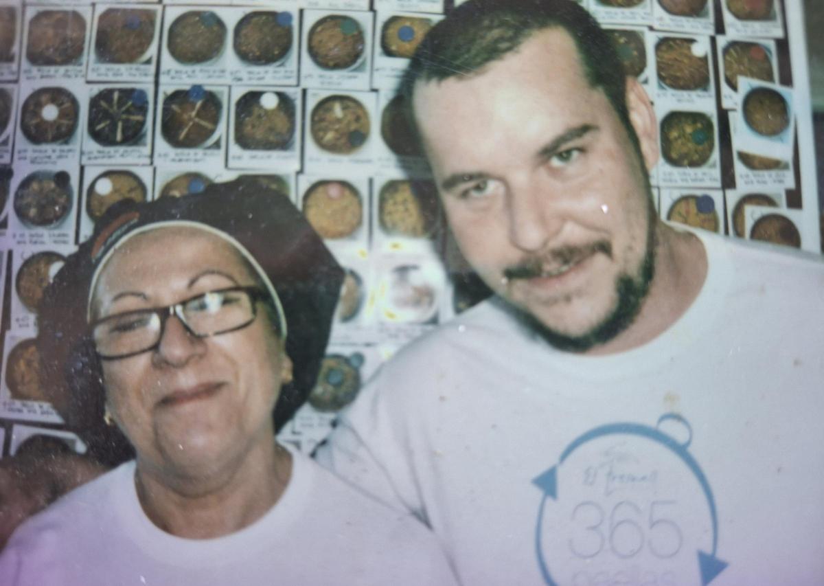 Dolores, una de las cocineras de El Tresmall, y Jordi